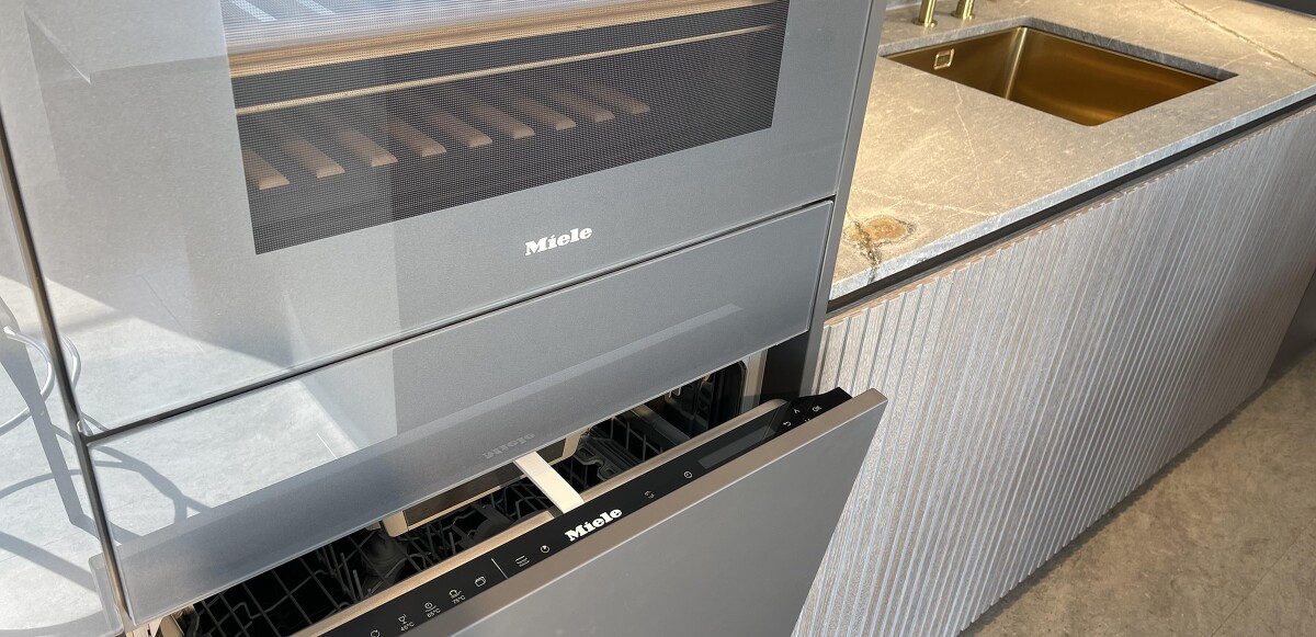 Miele Weinschrank über Geschirrspüler