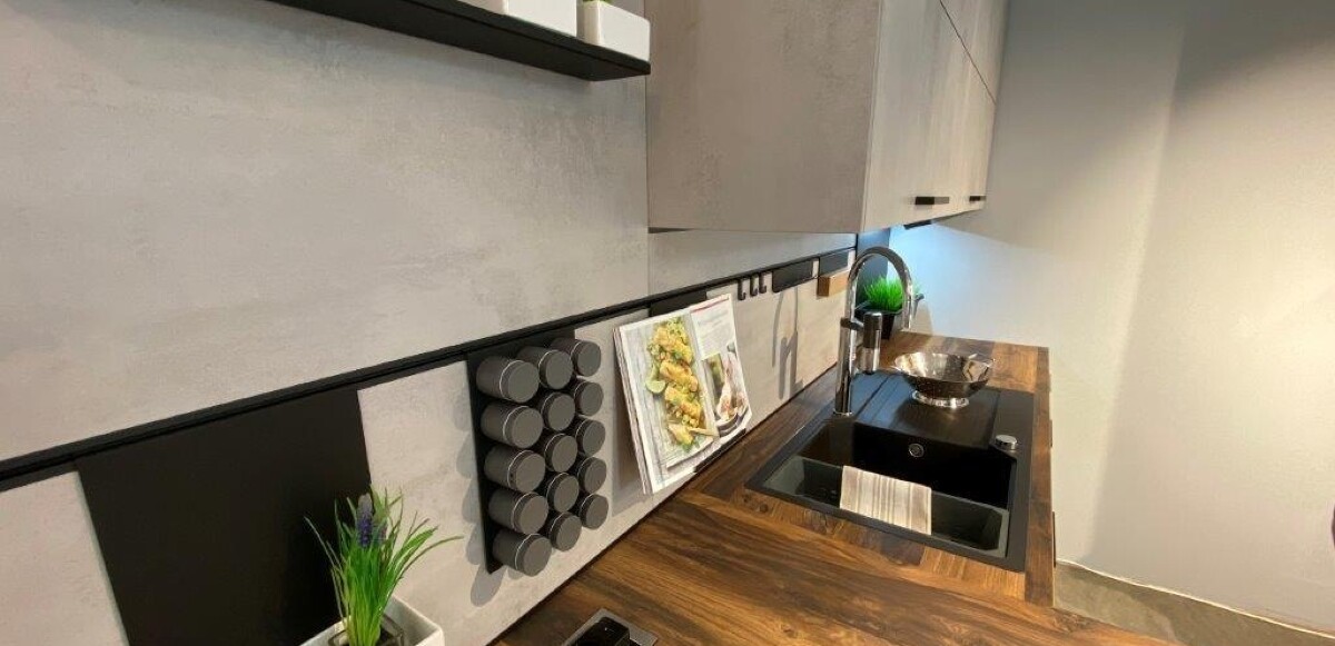 Schüller Nischenrückwand mit Relingsystem und Zubehör