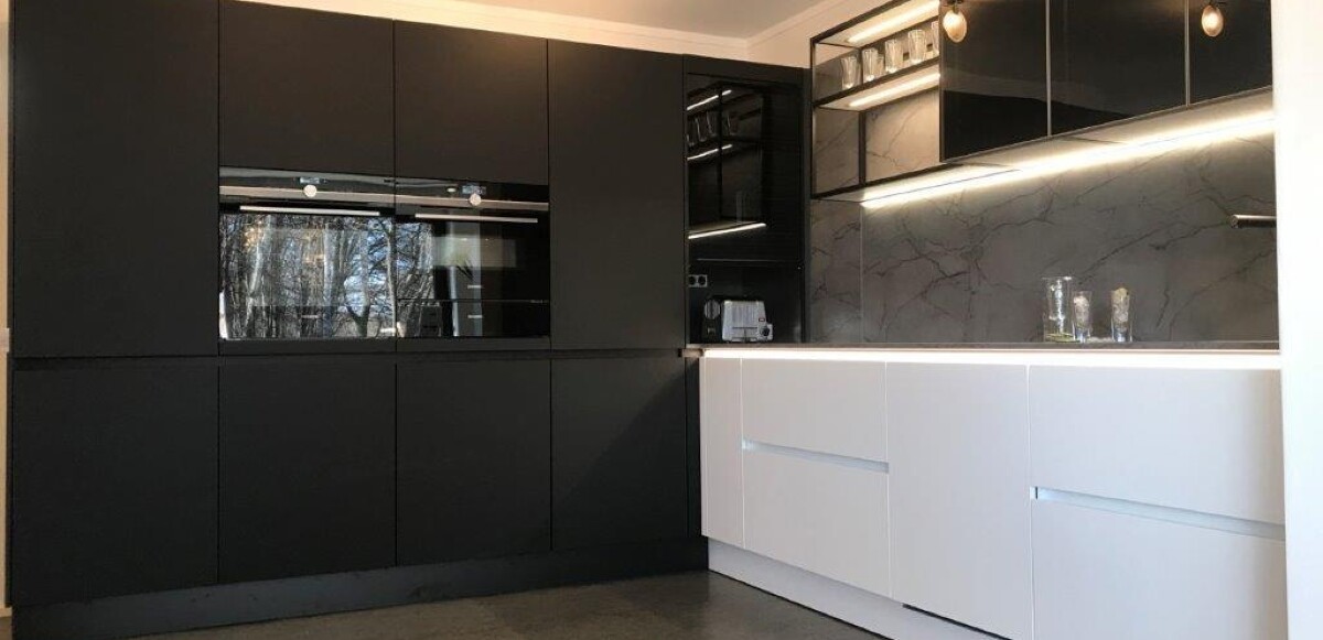 Schüller Küche Oberflächenlackierung mit Anti Finger Print