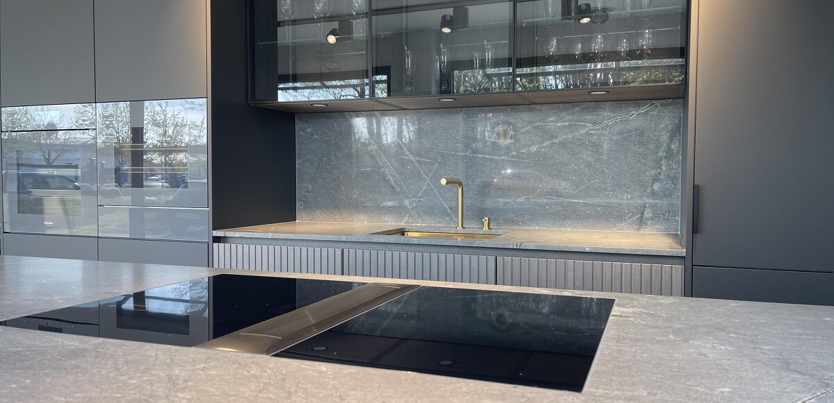 Eggersmann-Einbauküche Modell Modena/Lausanne mit Naturstein Arbeitsplatte Quarzite Atlantic Lava Stone