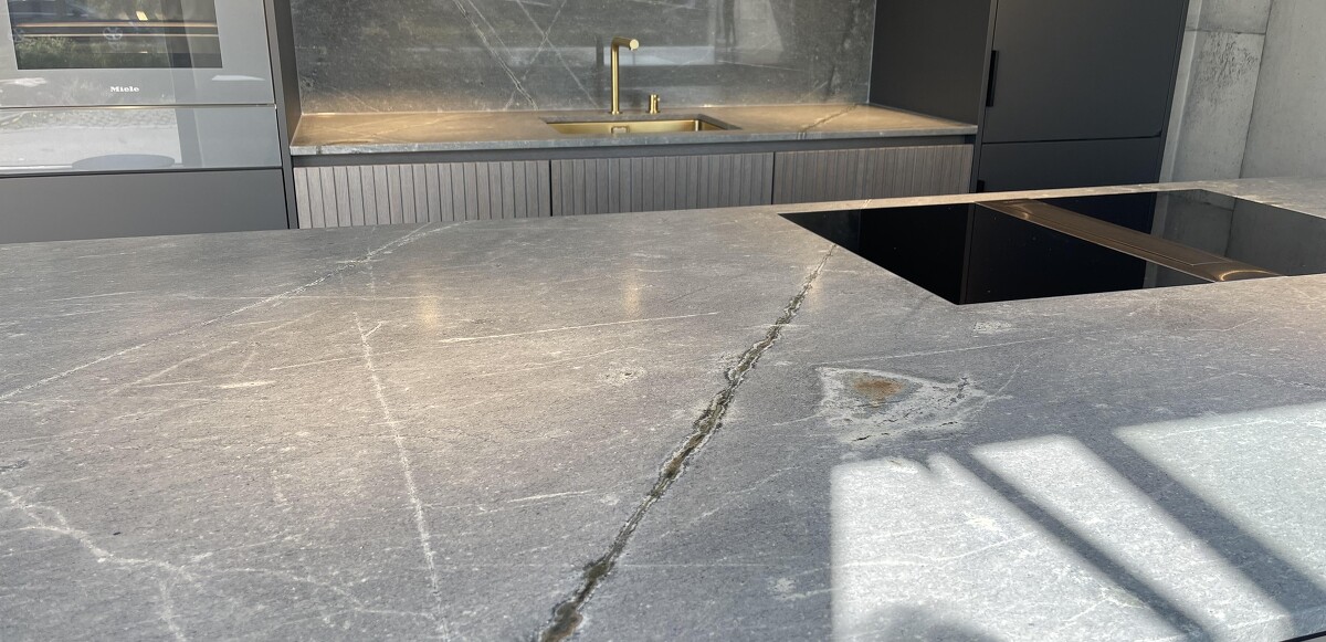 Naturstein Arbeitsplatte Quarzite Atlantic Lava Stone