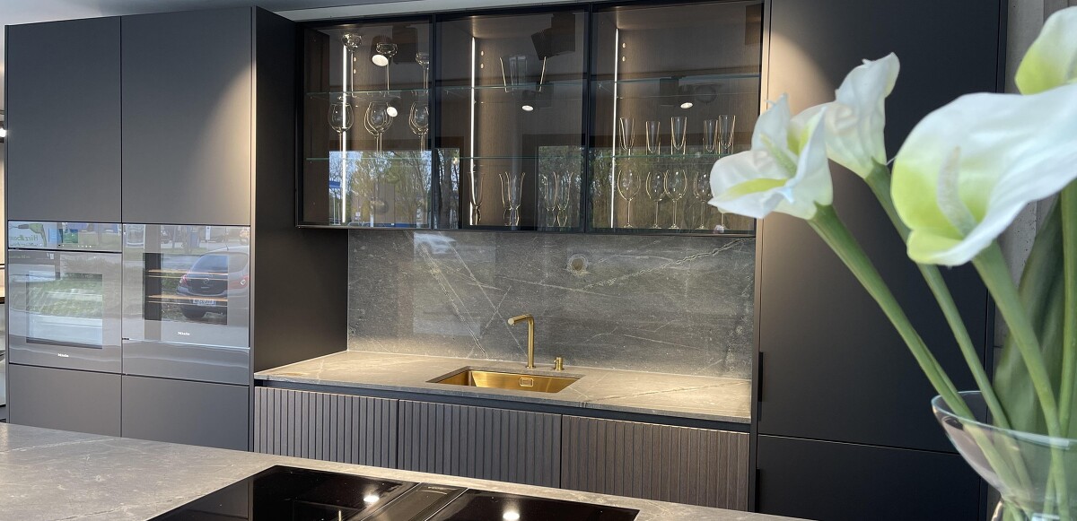 Eggersmann-Einbauküche Modell Modena/Lausanne mit Naturstein Arbeitsplatte Quarzite Atlantic Lava Stone