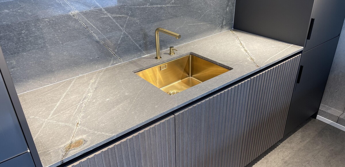 Nivito Unterbauspüle und Armatur Messingfarben gebürstet