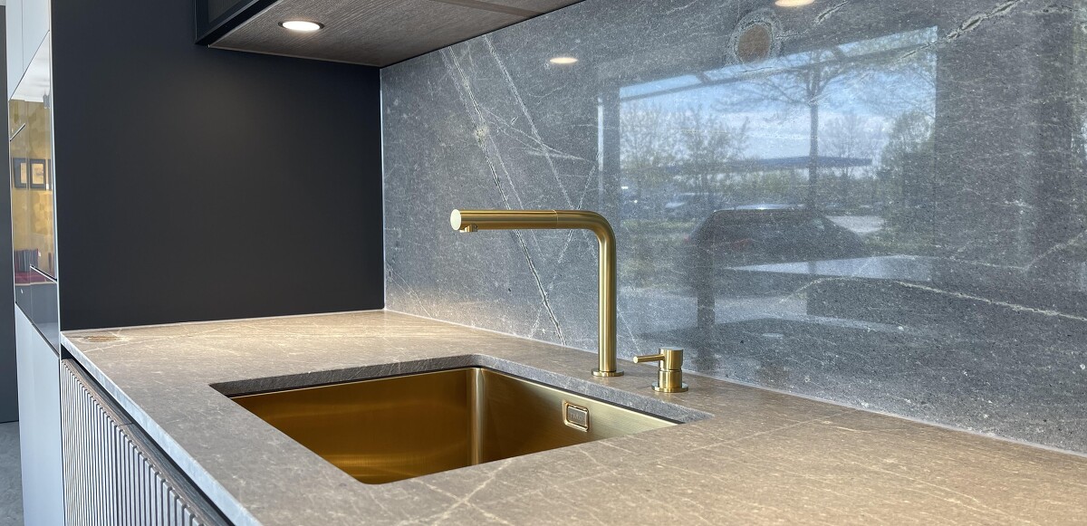 Eggersmann-Einbauküche Modell Modena/Lausanne mit Naturstein Arbeitsplatte Quarzite Atlantic Lava Stone