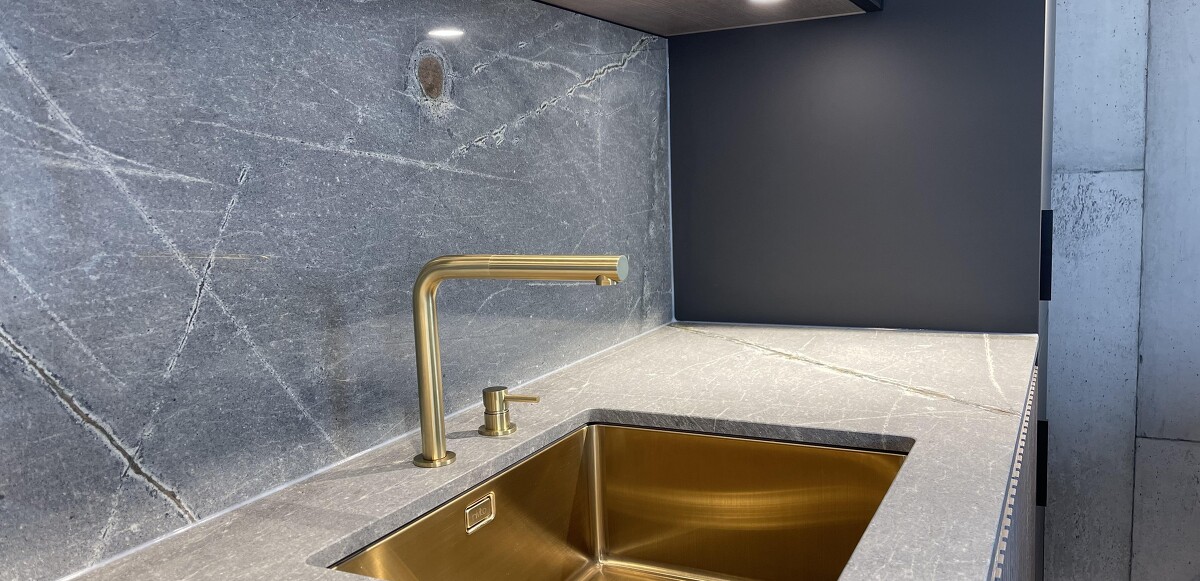 Nivito Unterbauspüle und Armatur Messingfarben gebürstet