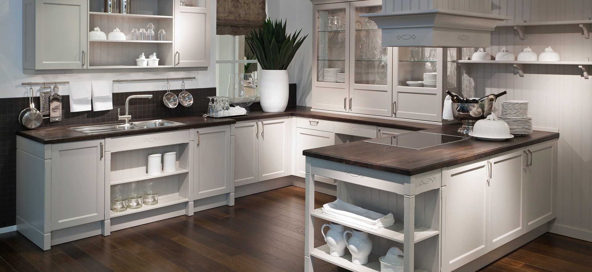 Weiße Wandpaneelen sind charakteristisch für den amerikanischen Country oder Beachhouse Style.