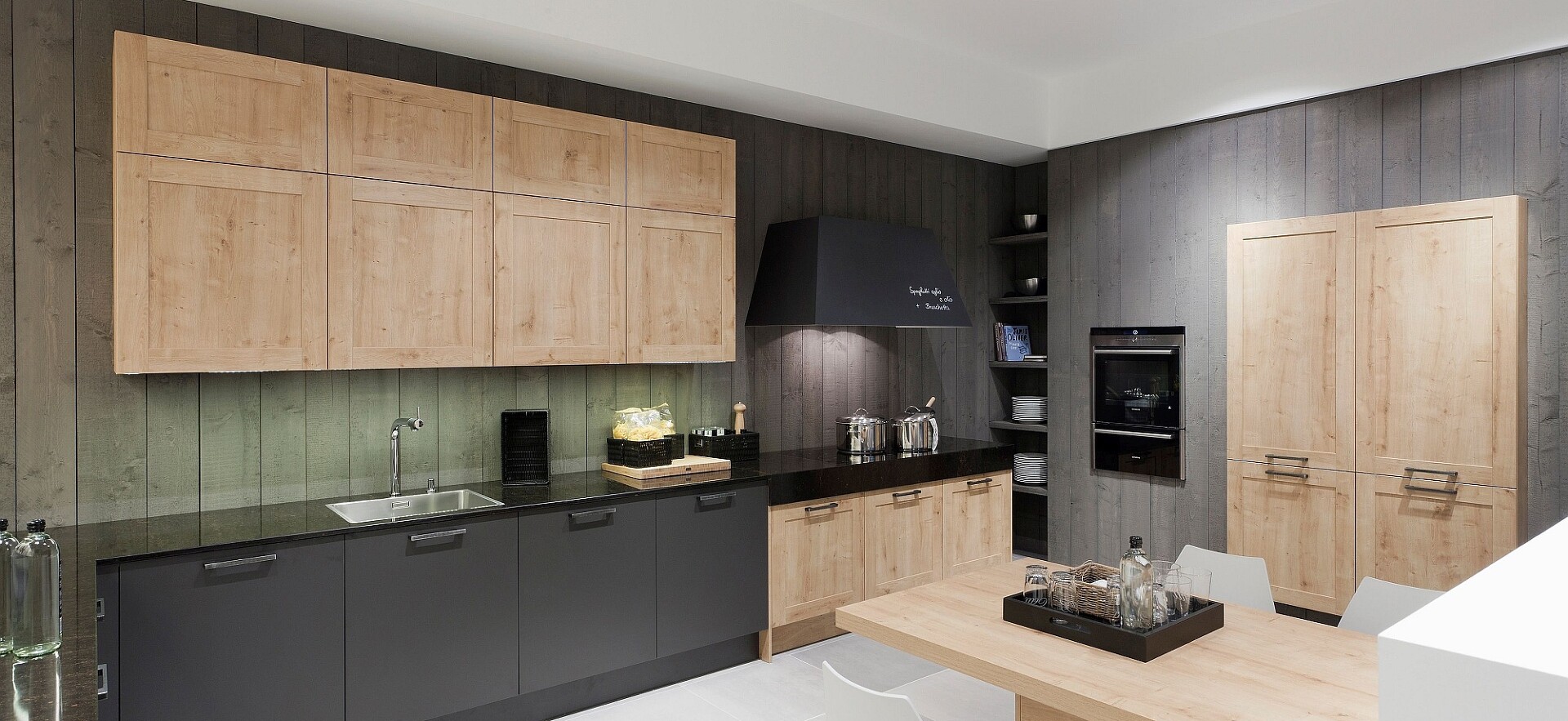 Beton, Holz, Edelstahl und Kunststoff wurden in dieser offenen Wohnküche ausgefallen kombiniert. Klicken vergrößert!