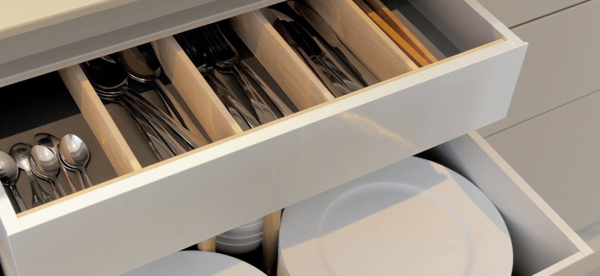Schubladeneinsätze und -höhen gibt es in modernen Küchen für jedes Geschirrteil