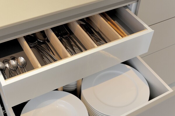 Schubladeneinsätze und -höhen gibt es in modernen Küchen für jedes Geschirrteil