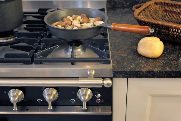 Moderne Herde besitzen eine Inbetriebnahmesperre. So schützen Sie Kinder davor, sich unbeabsichtigt weh zu tun.