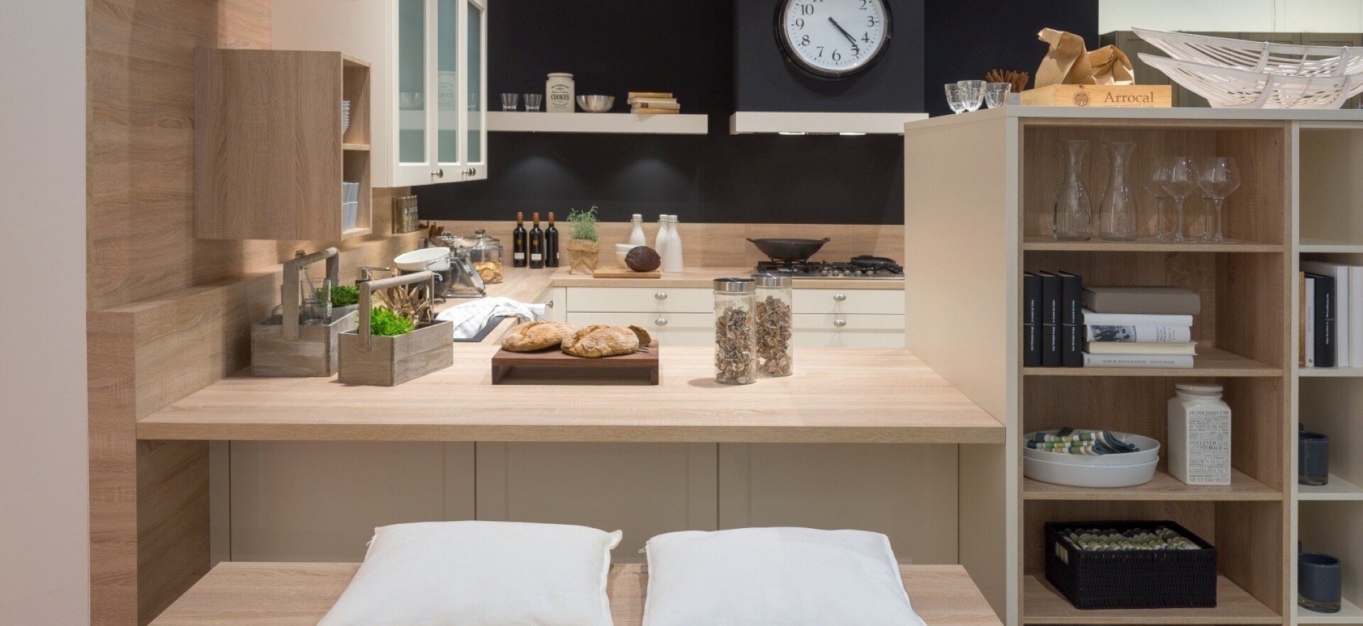 Extra geschickt gelöst: Nach Gebrauch verschwindet die Küchenbank hier unter dem Küchentisch.