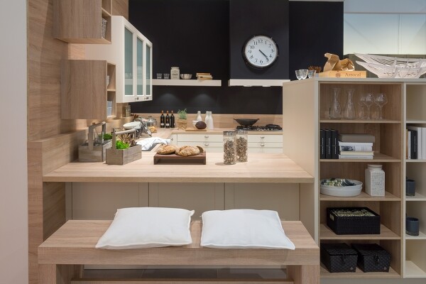 Extra geschickt gelöst: Nach Gebrauch verschwindet die Küchenbank hier unter dem Küchentisch.