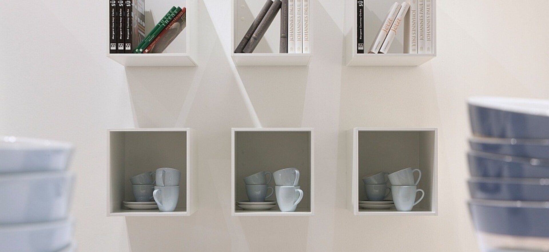 Das Würfelregal passt auch in die Küche  – oben geschlossen, wenn nichts verstauben soll, oder offen für besonders große Kochbücher.