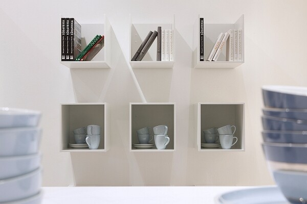 Das Würfelregal passt auch in die Küche  – oben geschlossen, wenn nichts verstauben soll, oder offen für besonders große Kochbücher.