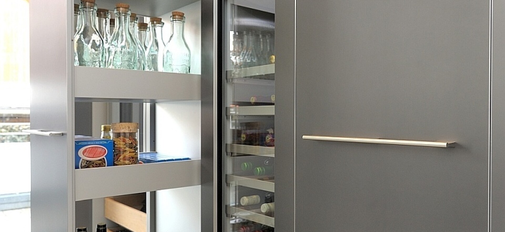 Praktisch und überraschend voluminös: Der Apothekerschrank entpuppt sich auch in Küchen als wahres Raumwunder.