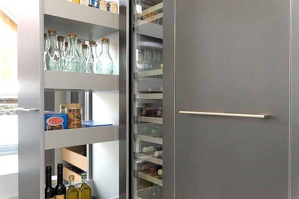 Praktisch und überraschend voluminös: Der Apothekerschrank entpuppt sich auch in Küchen als wahres Raumwunder.