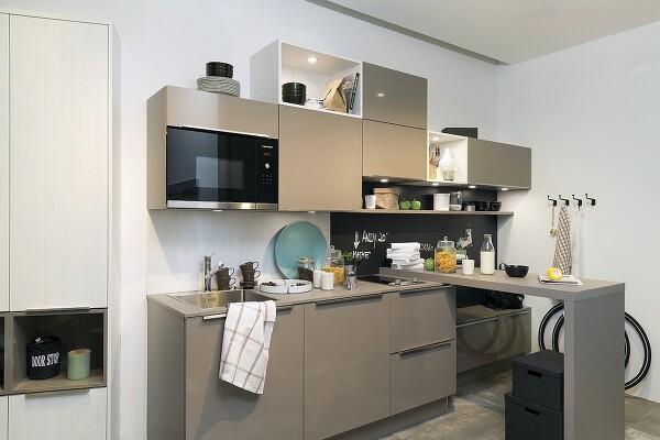 Wohnliche Küchenzeile mit vielen Funktionen für die kleine Küche