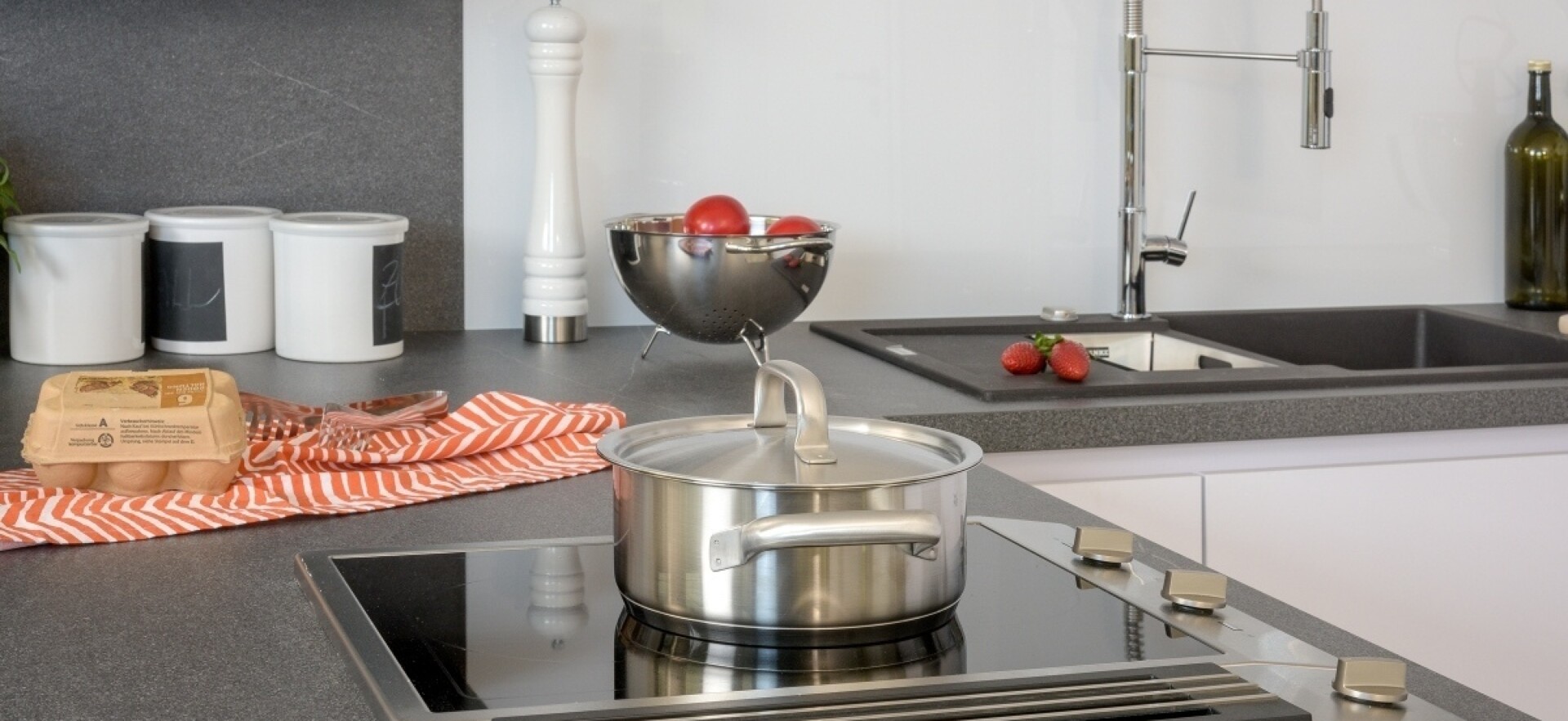 Dunstabzug direkt neben dem Kochfeld: immer beliebter bei neuen Küchen