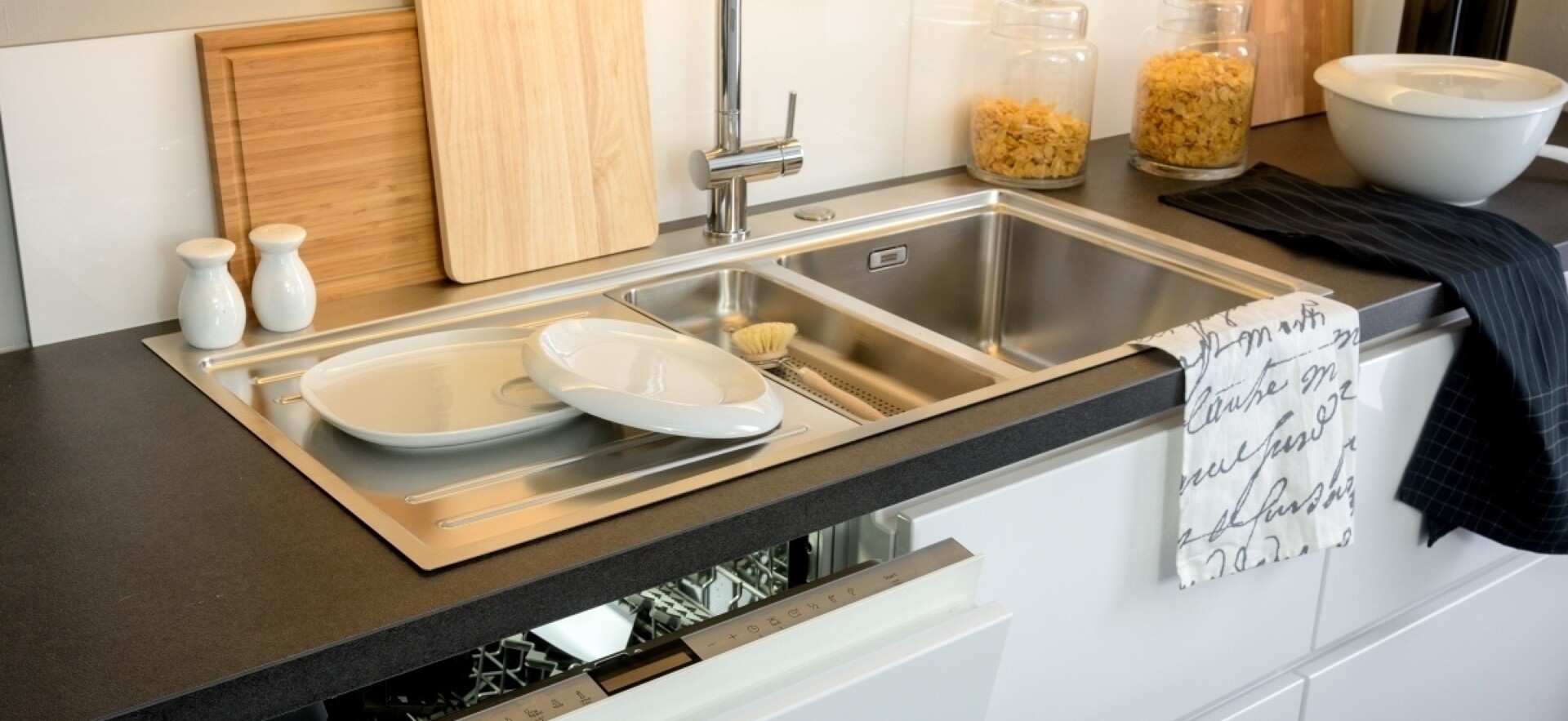 Vollintegrierter Geschirrspüler in der grifflosen Küche: Eine nach hinten abgeschrägte Frontkante sorgt für guten Griff und nicht sichtbare Fingerabdrücke.