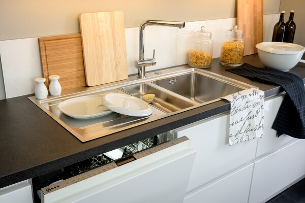 Vollintegrierter Geschirrspüler in der grifflosen Küche: Eine nach hinten abgeschrägte Frontkante sorgt für guten Griff und nicht sichtbare Fingerabdrücke.