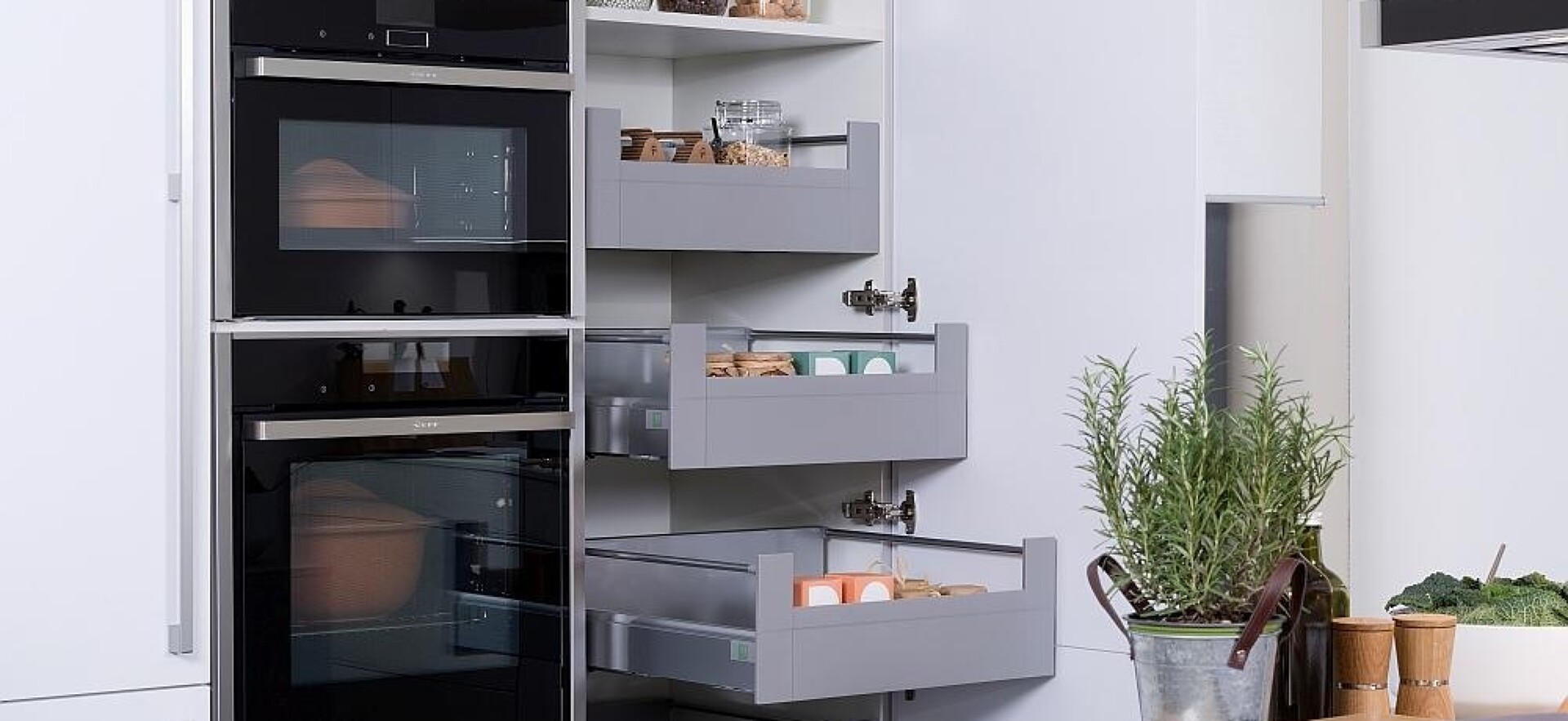 Küchenschrank mit Auszügen und Regalfläche