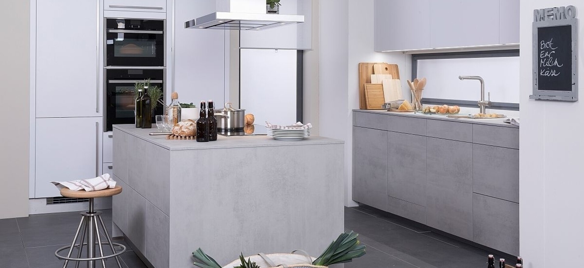 Inselküche mit Betonfronten