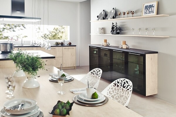 Diese helle moderne Wohnküche (Ballerina) kontrastiert toll mit dem schwebenden Highboard-Glasvitrinenschrank