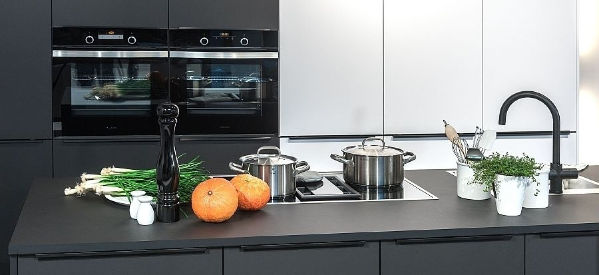 Matt lackierte Küchenfronten machen sich in weißer und dunkler Ausführung gut!