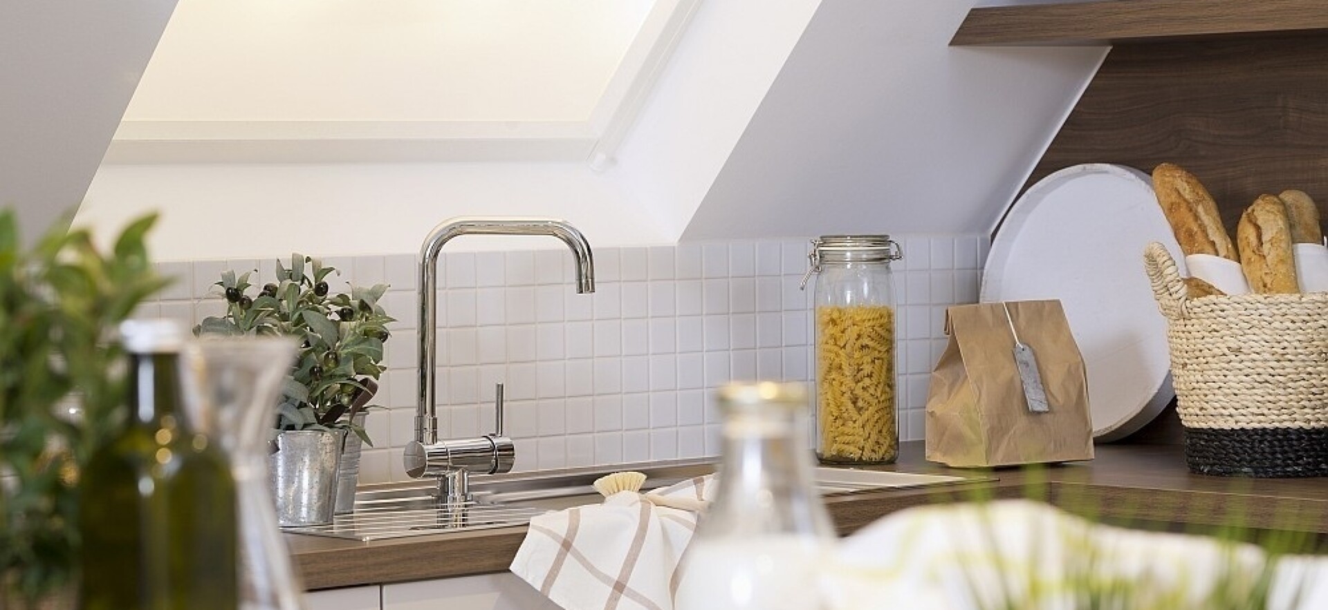 Normalerweise heißt es bei der Küchenplanung: Spüle nicht am Fenster. In diesem Beispiel passt sie jedoch perfekt.